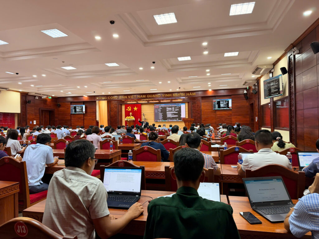 Các cán bộ, công chức thực hành trực tiếp trong buổi tập huấn AI
