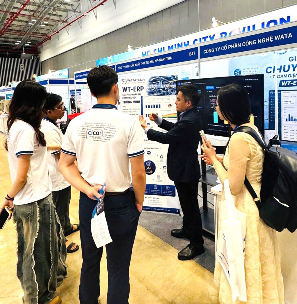 Đội ngũ WATATECH tư vấn cho khách hàng về giải pháp WT-ERP tích hợp AI