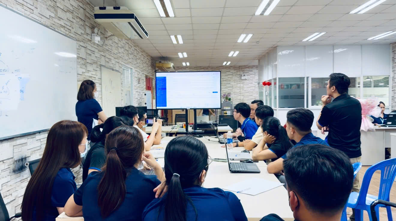 Đội ngũ WATA TECH trong buổi đào tạo nội bộ tại văn phòng